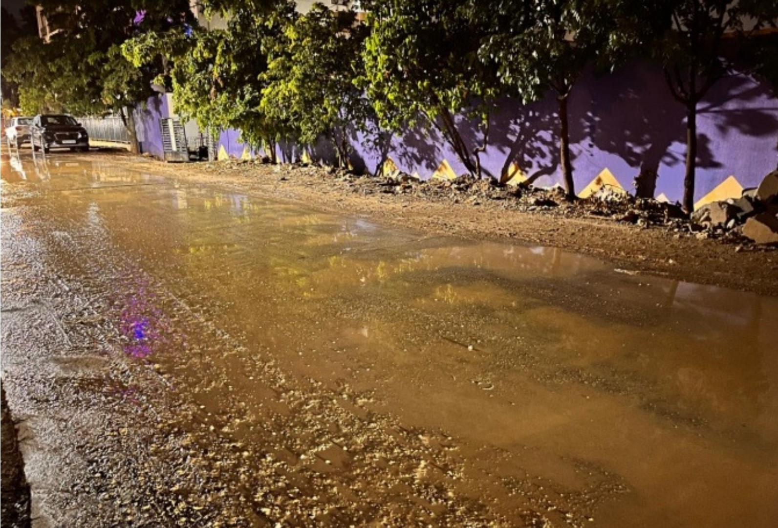 https://salarnews.in/public/uploads/images/newsimages/maannewsimage17062024_010318_lakeview road muddy roads.jpg